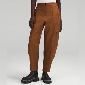 Lululemon Light Utilitech Cargo Pocket High-Rise Crop pant in Roasted Brown